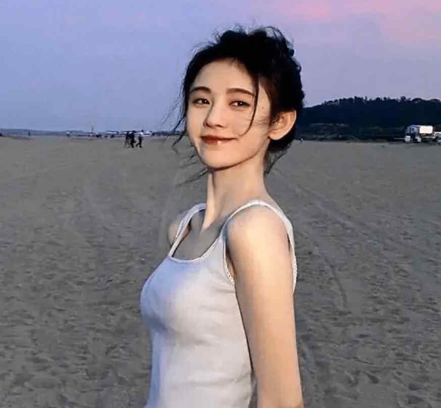 鞠婧祎泳装 鞠婧祎为何很少回应整容传闻，看清她早年泳衣旧照，不言而喻