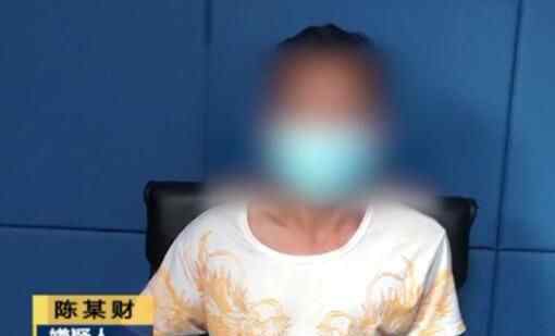 女租客房内洗完澡换衣服 门缝外黑影让她慌了神究竟是怎么回事？