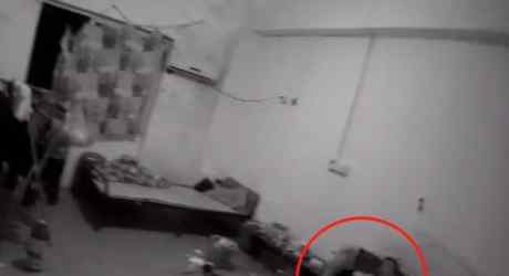 女子宿舍熟睡遭陌生男掐脖摁倒在床对方身份让人没想到 究竟是怎么回事?