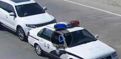 男子驾车一头撞上警车 正解释时后边一车追来画风突变背后真相实在让人惊愕