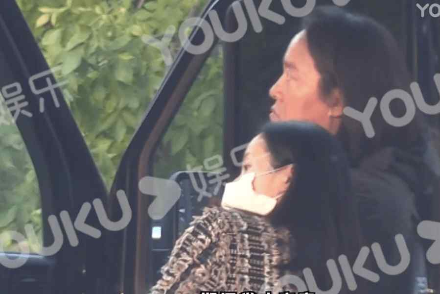 赵汉唐 37岁江一燕与赵汉唐看房车，亲密靠肩关系暧昧，疑似隐婚生子