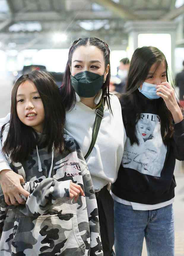 严子晴 钟丽缇获俩女儿接机嬉戏打闹 严子晴身高快超老妈