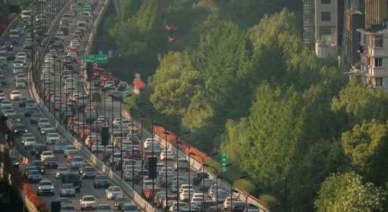 李晓华的车 1992年，北京首富李晓华耗资百万买下中国第一辆法拉利，车牌号京A00001