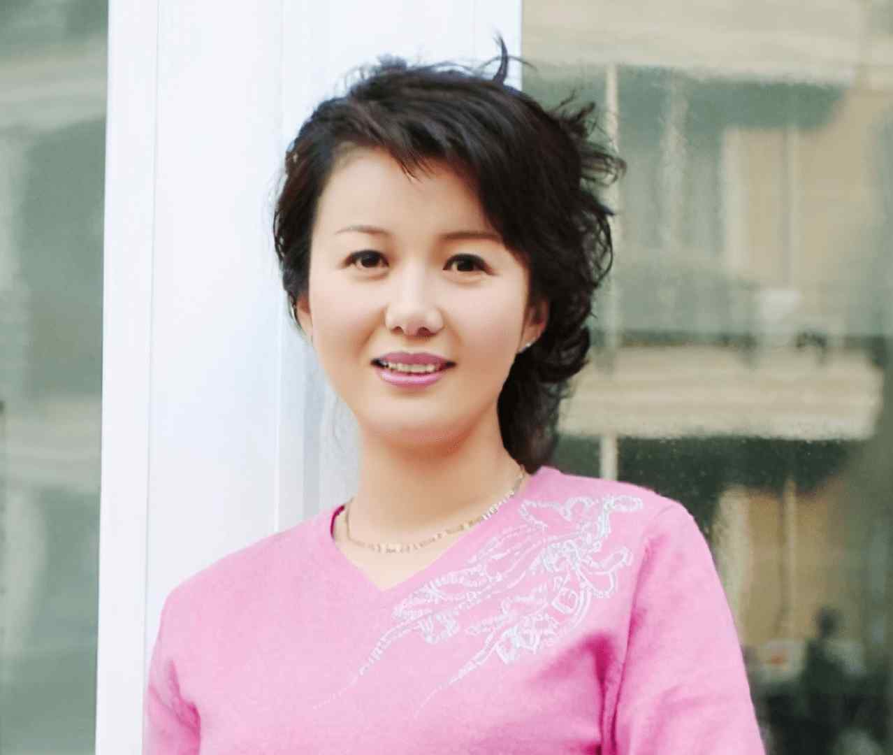 吴二哥请神 郑卫莉的气质不输张凯丽，二婚给杜淳当后妈，如今52岁成妈妈专业户