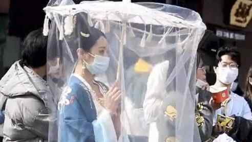 美女身穿古装亮相街头超养眼 硬核防疫措施亮了究竟是怎么回事？