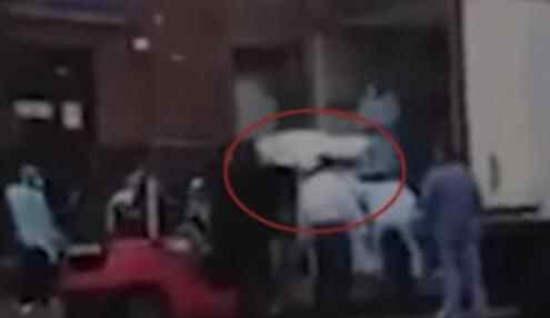 男子拍到医院后门一幕当场崩溃手发抖 不停重复“这是真的”内幕曝光太可怕