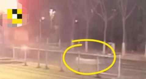甘肃兰州“神秘箱子”半夜掉在大街上 路人一看直冒冷汗