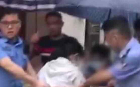高考生坐澡盆被民警护送进考场 实在太让人感动了