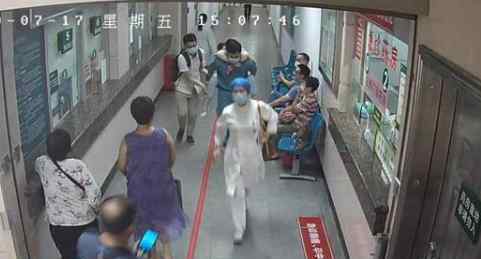 医生抱患者1分钟跑下4层楼 背后真相实在让人感动