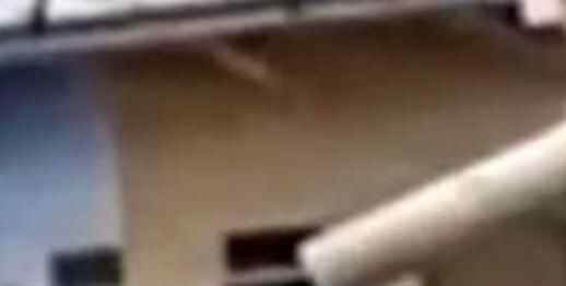 女子在阳台探出半个身子与邻居隔空吵架 一激动酿成悲剧究竟是怎么回事？