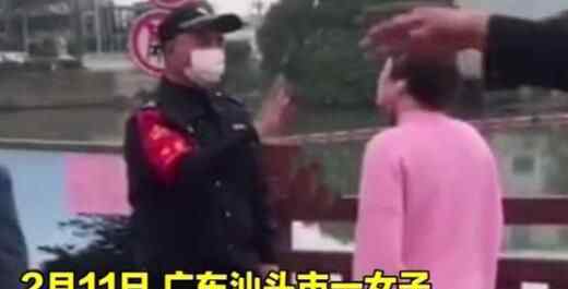 广东汕头女子未戴口罩被阻拦后情绪激动 转身一个动作吓翻在场所有人
