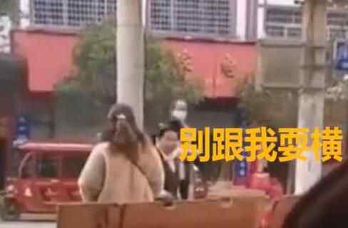 大姐不戴口罩过卡遭阻拦 当众“掏枪”看懵众人究竟是怎么回事？