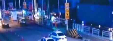 男子高速上开车后座儿子突然消失 接到一个电话直接跪地大哭究竟是怎么回事？