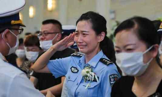 抗洪烈士妻子含泪敬礼送别丈夫 实在太感人了