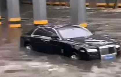 西安暴雨劳斯莱斯积水中被困 背后真相实在让人惊愕