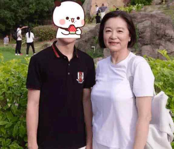 邢李原 邢李原老婆超礼貌，林青霞系豹纹丝巾逛街，和粉丝合影还脱下墨镜