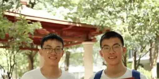 广西双胞胎兄弟同时考上清华大学 查分数时发现神奇一幕原因好罕见