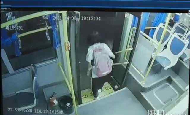 公交公司回应女生被夹遭拖行：事司机已被停职，女孩已住院治疗 事情经过真相揭秘！