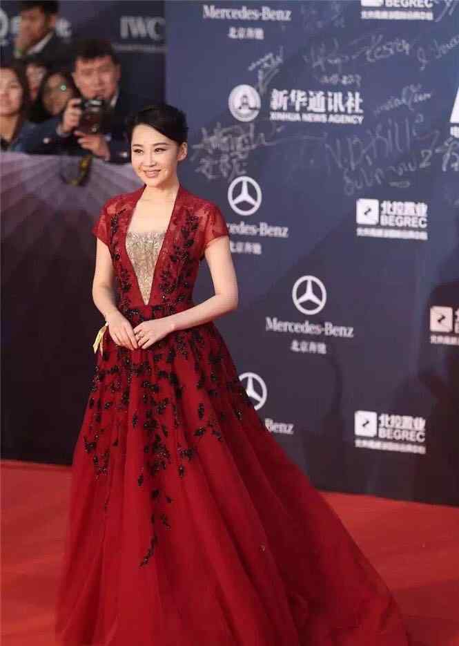 红色礼服裙 被红毯上的许晴惊艳，穿红色礼服优雅知性，好身段51岁的年纪少见