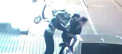 日前,广西钦州,一男子驾驶无牌摩托车遇到交警查车,男子见状丢下车就跑