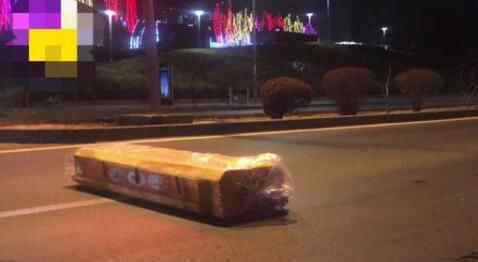 甘肃兰州“神秘箱子”半夜掉在大街上 路人一看直冒冷汗