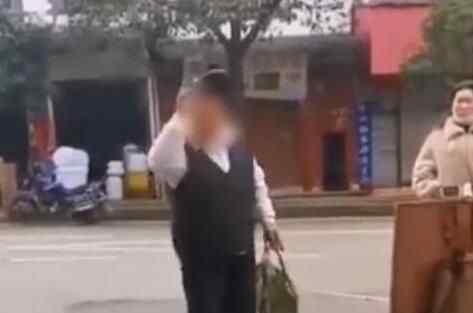 大姐不戴口罩过卡遭阻拦 当众“掏枪”看懵众人究竟是怎么回事？