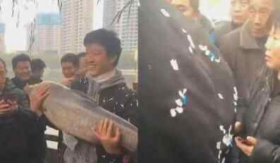 男子河中钓起50斤重大鱼 一旁大妈举动看呆众人究竟是怎么回事？