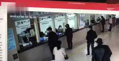神秘人在医院窗口扔下黑色包裹就跑 工作人员打开一看惊讶了究竟是怎么回事？
