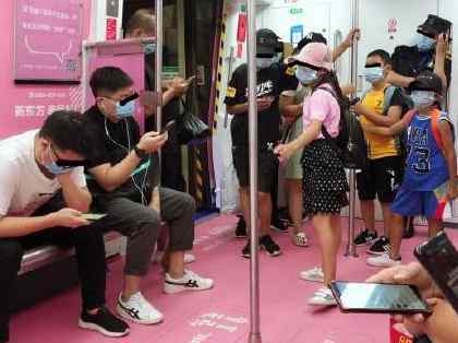 深圳地铁回应车厢雷人标语 究竟是怎么回事？