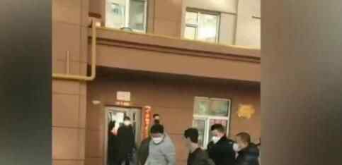 男子家中漏水淹了楼下却不肯开门 警察进门被眼前一幕震惊悲剧真相实在令人痛心