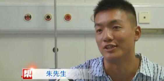 吓坏!男子游泳遭袭击伸手去挡 上岸后身体出现可怕变化