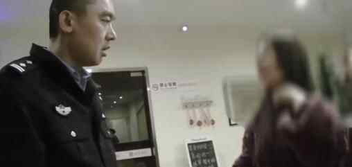 近日一段视频曝光引热议,苏州一女子与男网友相约酒店,没想到遭对方掐脖抢劫,让人无语