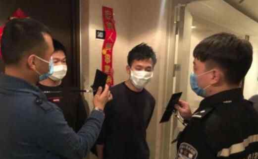 小偷逐层扫楼最终偷了4户 民警发现他们门上都有这个东西究竟是怎么回事？