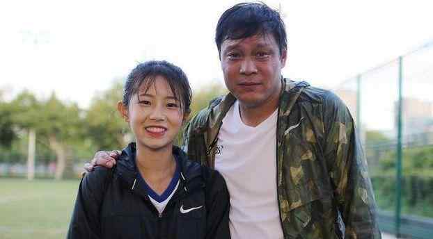范斯晶 足坛老江湖范志毅，三婚娶小自己17岁女演员，女儿老婆亲如闺蜜
