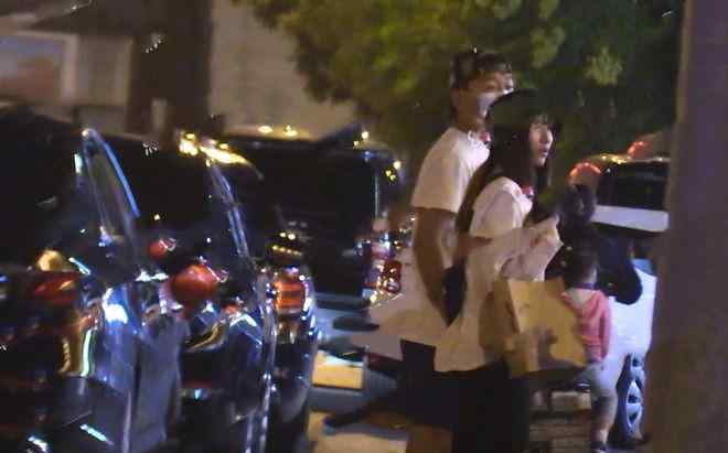 何时珍 陈羽凡与女友何时珍闹矛盾？女方两次主动挽手遭拒，一起步行回家