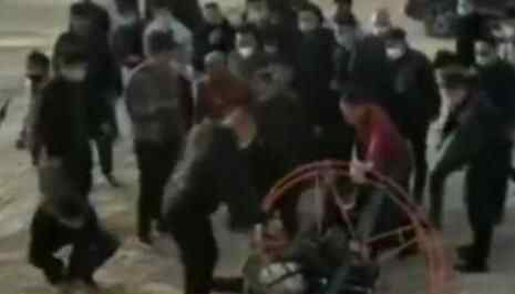 黄河滩上滑翔机坠落 目击者拍下惊魂一幕:“坠机了完了”究竟是怎么回事？