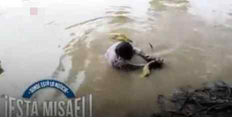 近日,一名男子在河边捕鱼时遭到水蟒攻击,他被死死缠住无法脱身,在水中不停翻滚拼命搏斗