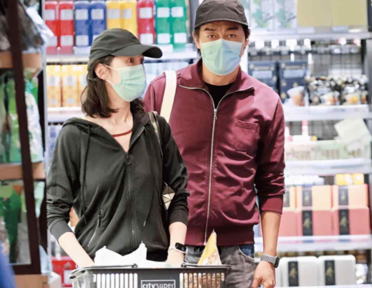 郭蔼明照片 半百港姐郭蔼明近照曝光，与刘青云甜蜜扫货，像极了热恋小情侣