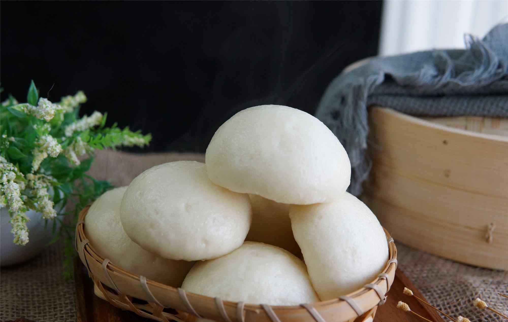 冬天怎么发面快 冬天蒸馒头，掌握1个窍门，30分钟发满一盆面，馒头白胖又松软