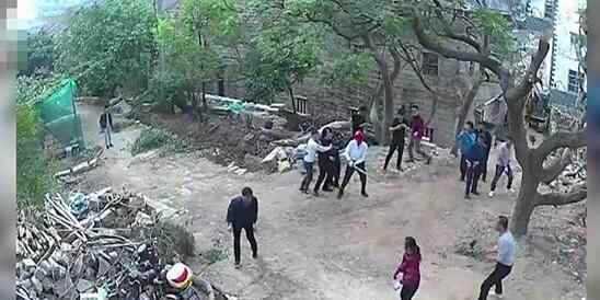 两拨村民群殴致1死3伤 提起斧头棍子互抡现场如武打片究竟是怎么回事？