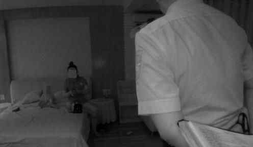 女子带娃私闯豪宅躺床上吹调睡 为什么引热议什么原因？