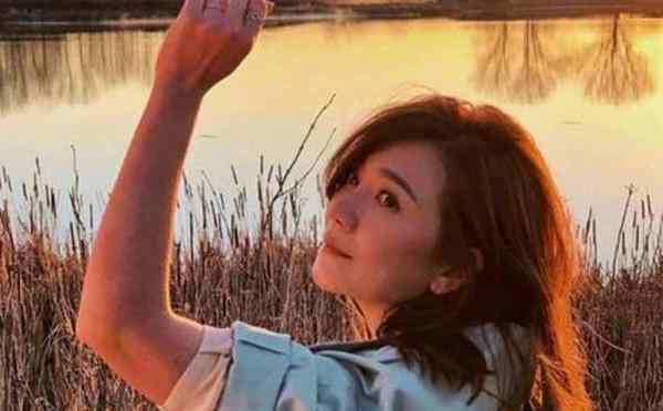李宗盛老婆 李宗盛携小27岁娇妻逛街，老婆“撞脸”梁静茹，难怪老公这么宠她