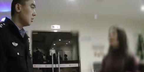 近日一段视频曝光引热议,苏州一女子与男网友相约酒店,没想到遭对方掐脖抢劫,让人无语
