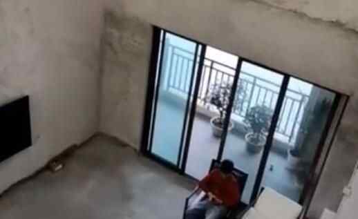 男子坐拥450平江景房装修只花4500 内景曝光让人难以置信究竟是怎么回事？