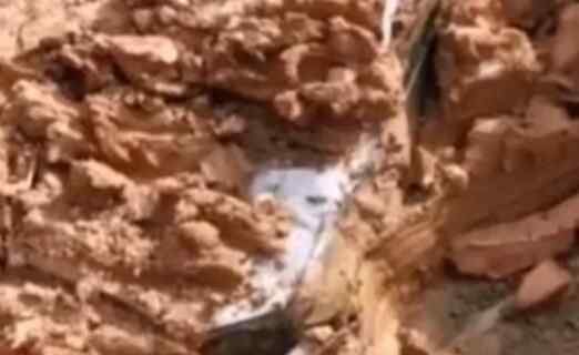 工地挖土时在地下发现深埋轿车还有疑似尸体 警方公布真相内幕曝光太可恶了