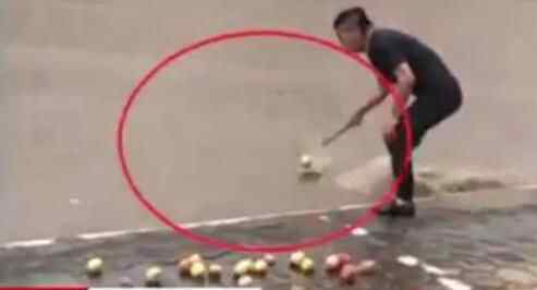 暴雨中男子用漏勺在门口捞苹果 到底是在干嘛？