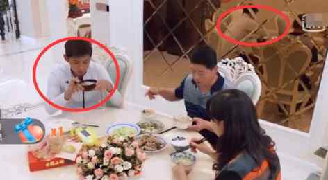 张继科和镜子里的动作不一样 究竟是怎么回事?