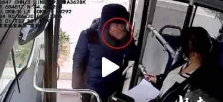男子手捂口鼻上公交车 防疫员仔细一看发现异常究竟是怎么回事？