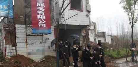 大叔去废弃楼里解手发现腐烂女尸 民警查监控看到惊悚瞬间内幕曝光太可怕了