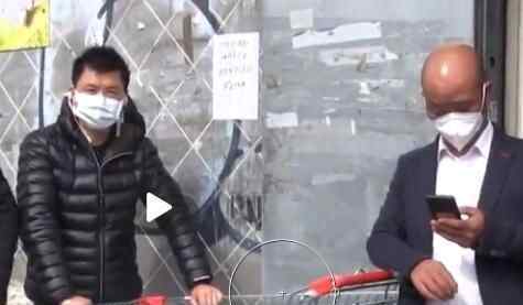意大利街头华人免费送口罩被无视 另一侧对比鲜明究竟是怎么回事？